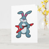 ギターで音楽を奏でるウサギ カード (黄色い花)