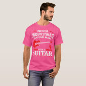 ギターのギタを持つ老人を決して過小評価しない Tシャツ (正面フル)