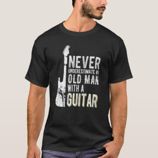 ギターのギターを持つ老人を決して過小評価しない Tシャツ