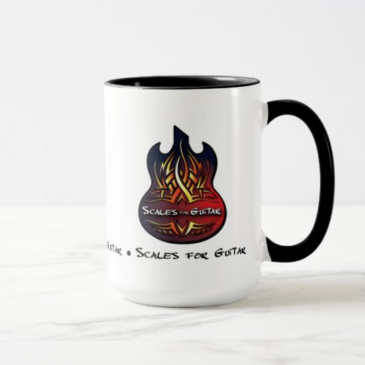 ギターのコーヒー・マグのためにはかりで測られる マグカップ (右)