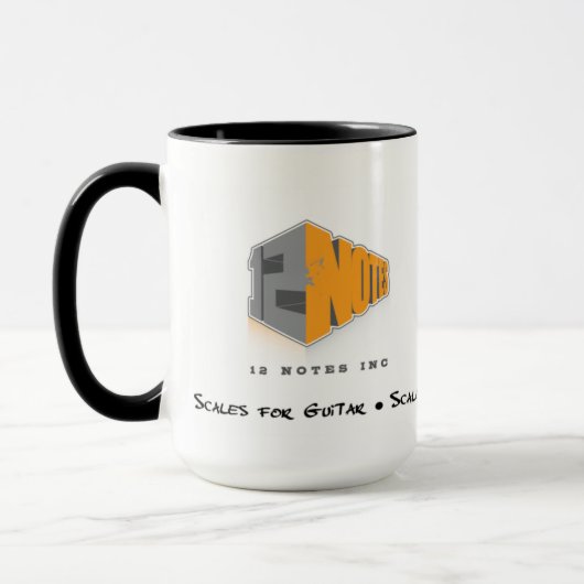 ギターのコーヒー・マグのためにはかりで測られる マグカップ (左)