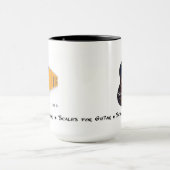 ギターのコーヒー・マグのためにはかりで測られる マグカップ (中央)