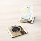 ギターのサウンドホールを持つコースター コースター (右側)