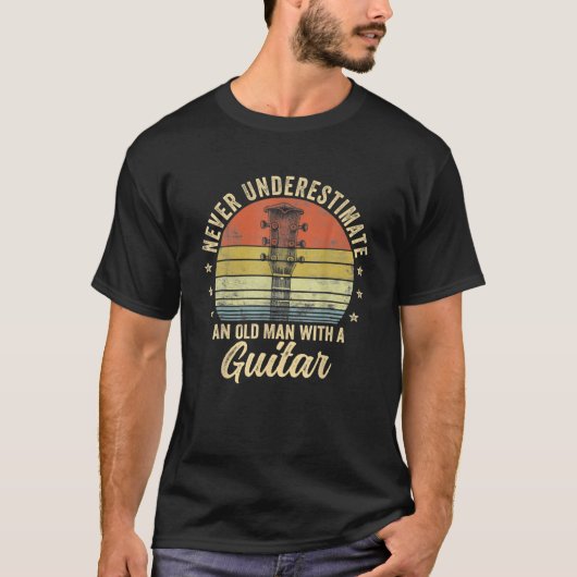 ギターのプレーヤーを持つ老人を決して甘く見ない Tシャツ (正面)