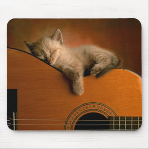 ギターのマウスパッドで眠っている子猫 マウスパッド