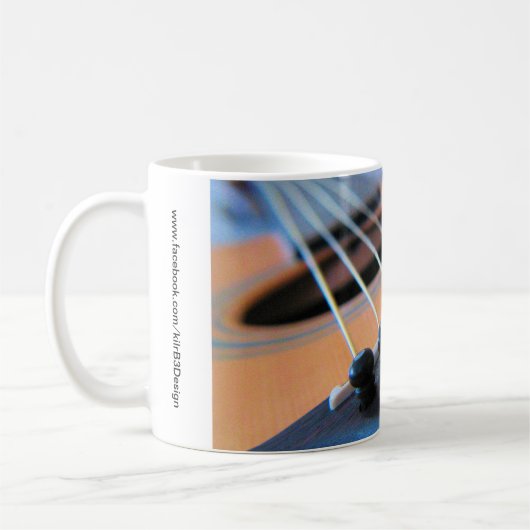 ギターの弦 - 音楽を奏で続けるマグカップ コーヒーマグカップ (左)