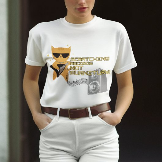 ギターを引っ掻くレコードを持つ猫ではなく家具 Tシャツ