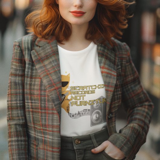 ギターを引っ掻くレコードを持つ猫ではなく家具 Tシャツ