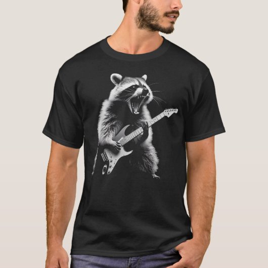 ギターを弾くアライグマ ロックンロール ロックスター Tシャツ (正面)