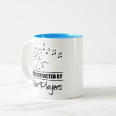 ギターを弾く人に気紛れしやすい不思議な猫 ツートーンマグカップ (正面左)