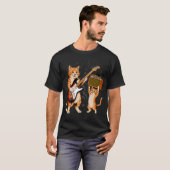 ギターを弾く猫のロック・スター男性と Tシャツ (正面フル)