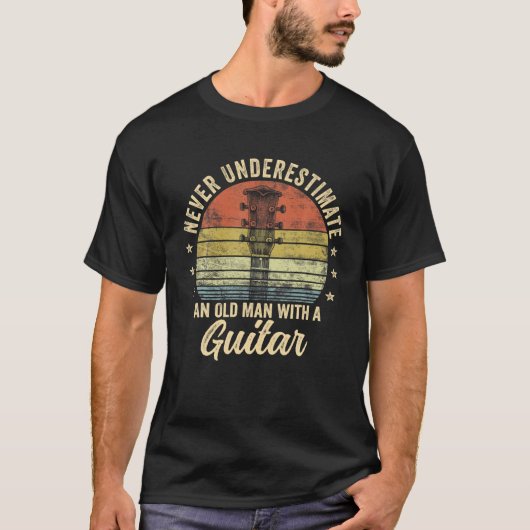ギターを弾く老人を決して過小評価しない Tシャツ (正面)