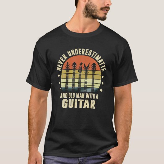 ギターを弾く老人を決して過小評価しない Tシャツ (正面)