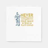 ギターを弾く老人を決して過小評価しな遊い スタンダードカクテルナプキン (正面)