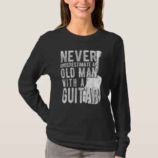 ギターを持った老人を決して過小評価しない Tシャツ
