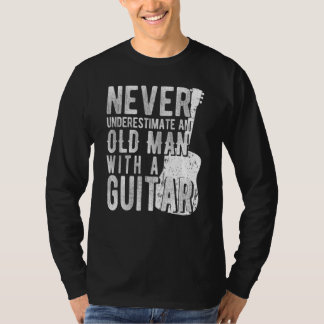 ギターを持った老人を決して過小評価しない Tシャツ