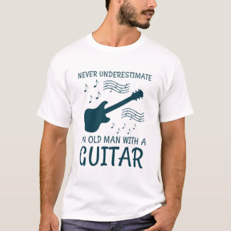 ギターを持った老人を決して過小評価しない Tシャツ