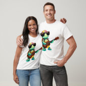 ギターを持つトロピカルタートル Tシャツ (ユニセックス)