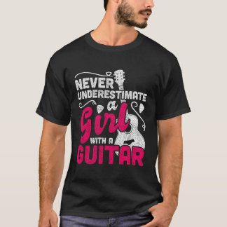 ギターを持つ少女を決して過小評価しない Tシャツ