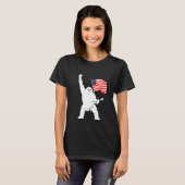 ギターを持つ愛国的なイエティのシルエット Tシャツ (正面フル)
