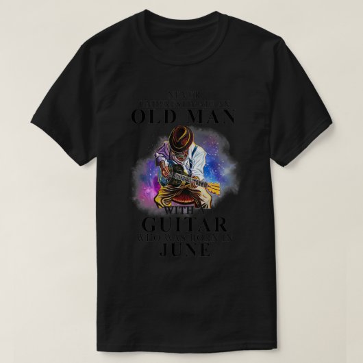 ギターを持つ老人の力を決して過小評価するな Tシャツ (デザイン正面)