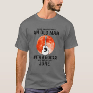 ギターを持つ老人を決して甘く見ない Tシャツ