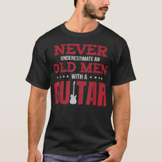 ギターを持つ老人を決して過小評価しない Tシャツ