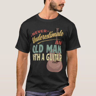 ギターを持つ老人を決して過小評価しない Tシャツ