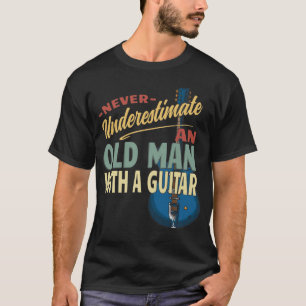 ギターを持つ老人を決して過小評価しない Tシャツ