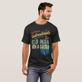 ギターを持つ老人を決して過小評価しない Tシャツ (正面フル)