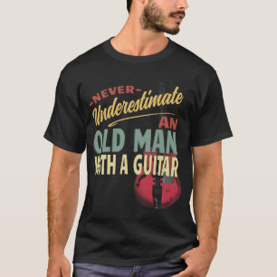 ギターを持つ老人を決して過小評価しない Tシャツ