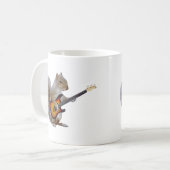 ギターを演奏しているリス コーヒーマグカップ (正面左)