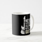 ギターギタリストの老人を決して過小評価しない コーヒーマグカップ (正面右)
