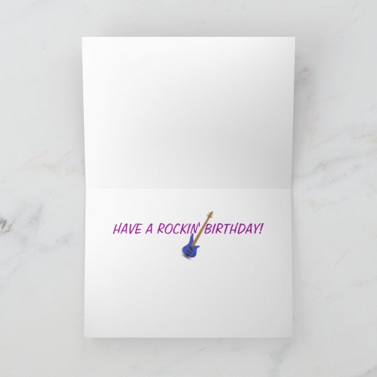 ギタースキクールーボードとミュージックノートの誕生日 カード (内部)