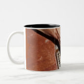 ギタールのプレイヤー音楽ラバーマグカップ ツートーンマグカップ (左)