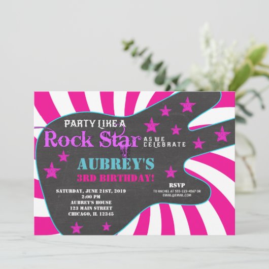 ギターロックスターピンクの黒い女の子の誕生日 招待状 (スタンド正面)