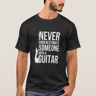 ギター奏者を持つ人を過小評価しないで Tシャツ