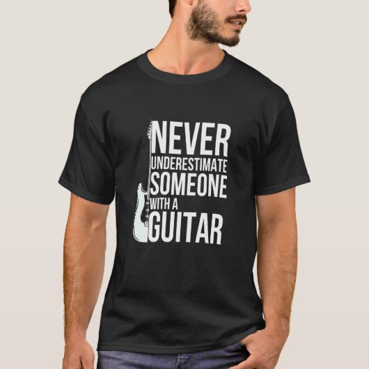 ギター奏者を持つ人を過小評価しないで Tシャツ (正面)