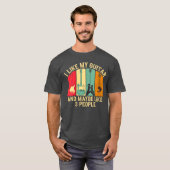 ギター好き女子のためのギターと3人くらい好きって英語Tシャツ Tシャツ (正面フル)