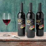 ギター50 Rocks 50th birthday party ワインラベル<br><div class="desc">50 Rocks 50th birthday partyワインラベルと3つの水の色のギタクールーデザインを黒い背景に。火炎パターンと赤ピックガード付きのエレキギター、数々のカラーのセミアコースティックギター、およびブラックと金ゴールドのタイポグラフィを備えたサイケデリッククラシックアコースティックパーソナライズされたギターアートのイラストレーションを使用したエレキモダンュタクールギター。テンプレートを使って時代を変えるこの簡単は、ロックンロールスタイルで50まで完璧なパーティーデコールを作り出し、ギタリスト、ミュージシャン、音楽愛好家に理想的である。ギタープレーヤーは決してギターの数が多すぎないことを教えてくれる。このクールミュージカルモダン楽器デザインは、この素晴らしいミュージカル楽器の音楽エネルギーと50番目の誕生祝いをロックするための完璧な方法である。オリジナルのアートワークby artist Catherine Sweetman</div>