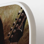 ギター(ギタリスト)を持つモナ・リサ ピックルボールラケット (左詳細)