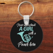 ギターTシャツGを着た女の子を決して過小評価しない キーホルダー (正面)