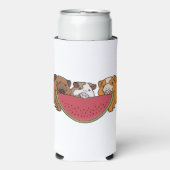 ギニアよくはしゃぐ豚とスイカイラストレーション スリム缶クーラー (Seltzer正面)