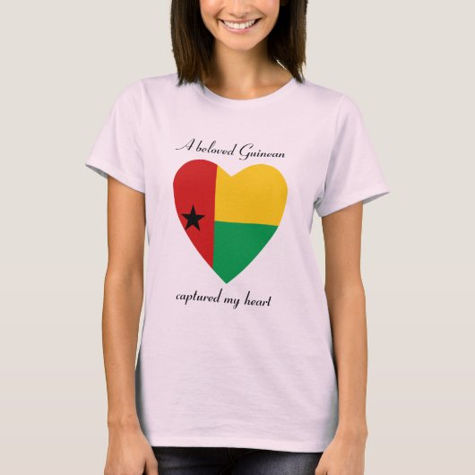ギニアビサウの旗のハートTシャツ Tシャツ (正面)