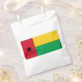 ギニアビサウ国旗 フェイバーバッグ (クリップ留めされた状態)