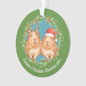 ギニアピッグスサンタアンドトナカイリースクリスマス オーナメント (正面)