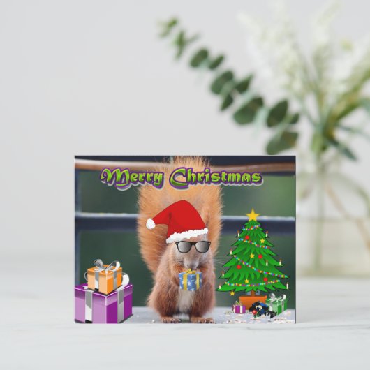 ギフトおよび木の郵便はがきを持つクリスマスのリス シーズンポストカード (スタンド正面)