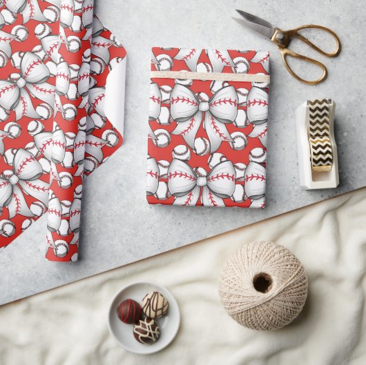 ギフトとボールのある野球のクリスマス ラッピングペーパー (クラフト)