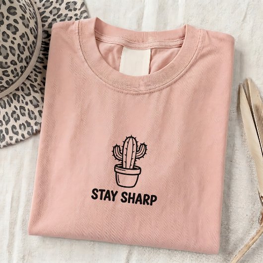 ギフト向け「Stay Sharp」グラフィックTシャツ Tシャツ