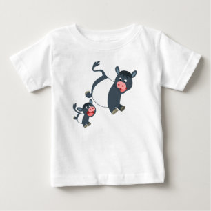 ギャロウェーベルトを付けられた牛及び子牛のベビーのTシャツを遊ぶこと ベビーTシャツ